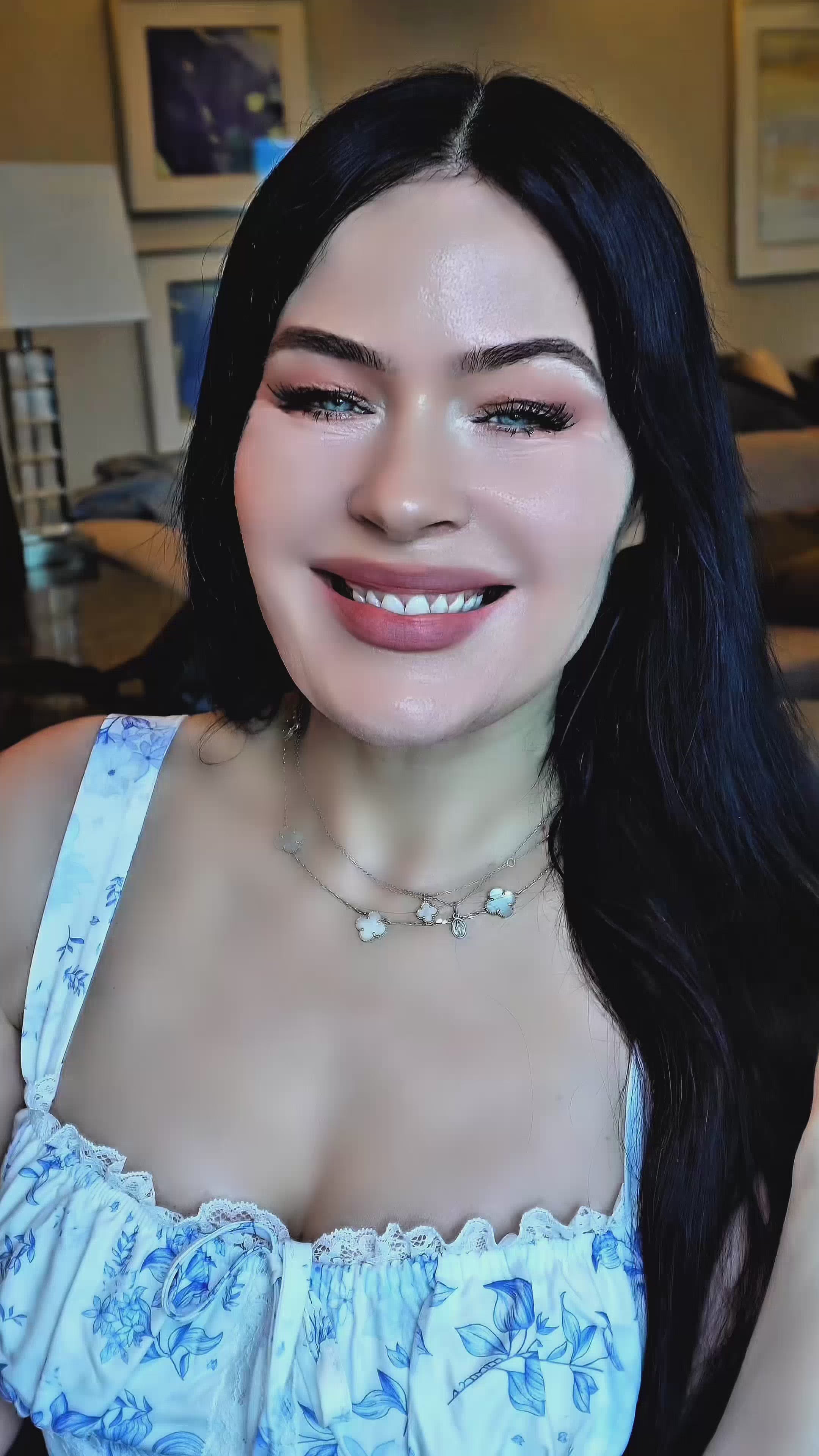 Make up lip gloss, highlighter, body bronzer makeup video