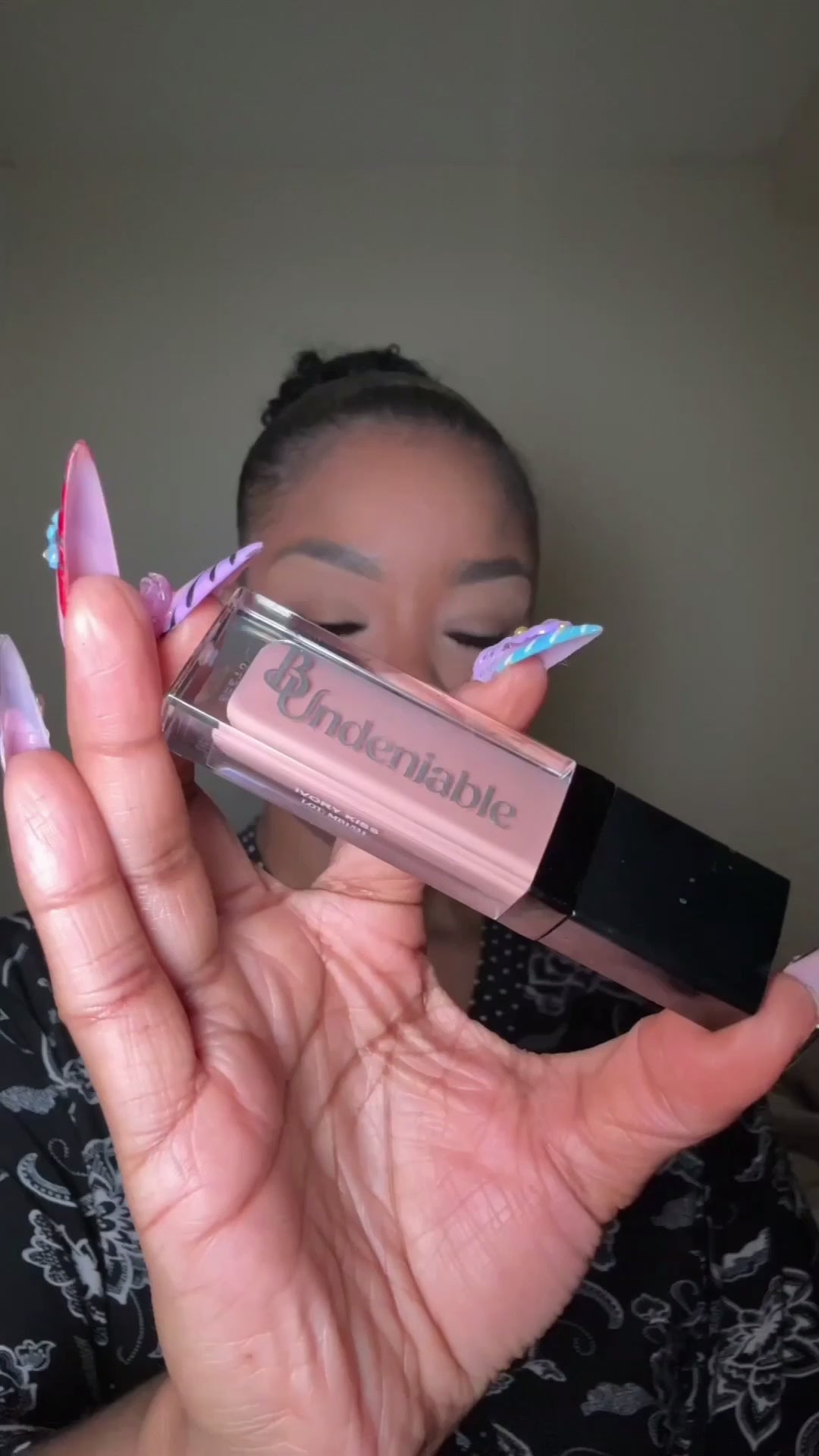 Ivory Kiss lip gloss application video